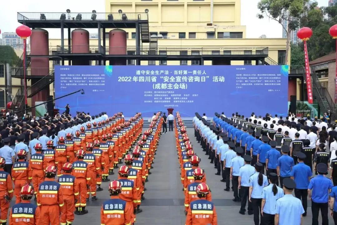 羅強副省長(cháng)親臨中新燃展區參觀(guān)產(chǎn)品演示